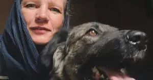 Frau (Eva Strehler) mit Kopftuch und Hund (Hündin Polly) in Shiraz, Iran