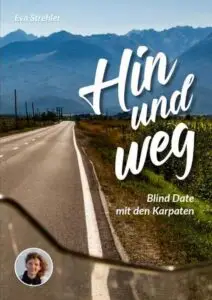 Buchcover "Hin und weg - Blind Date mit den Karpaten" von Eva Strehler, Straße, die Bergzug hinführt, im Vordergrund ein Motorrad
