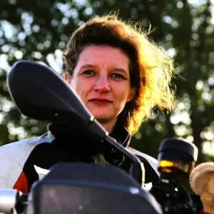 Frau (Eva Strehler) auf Motorrad