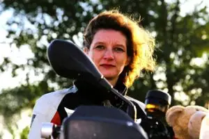 Eva Strehler auf Motorrad