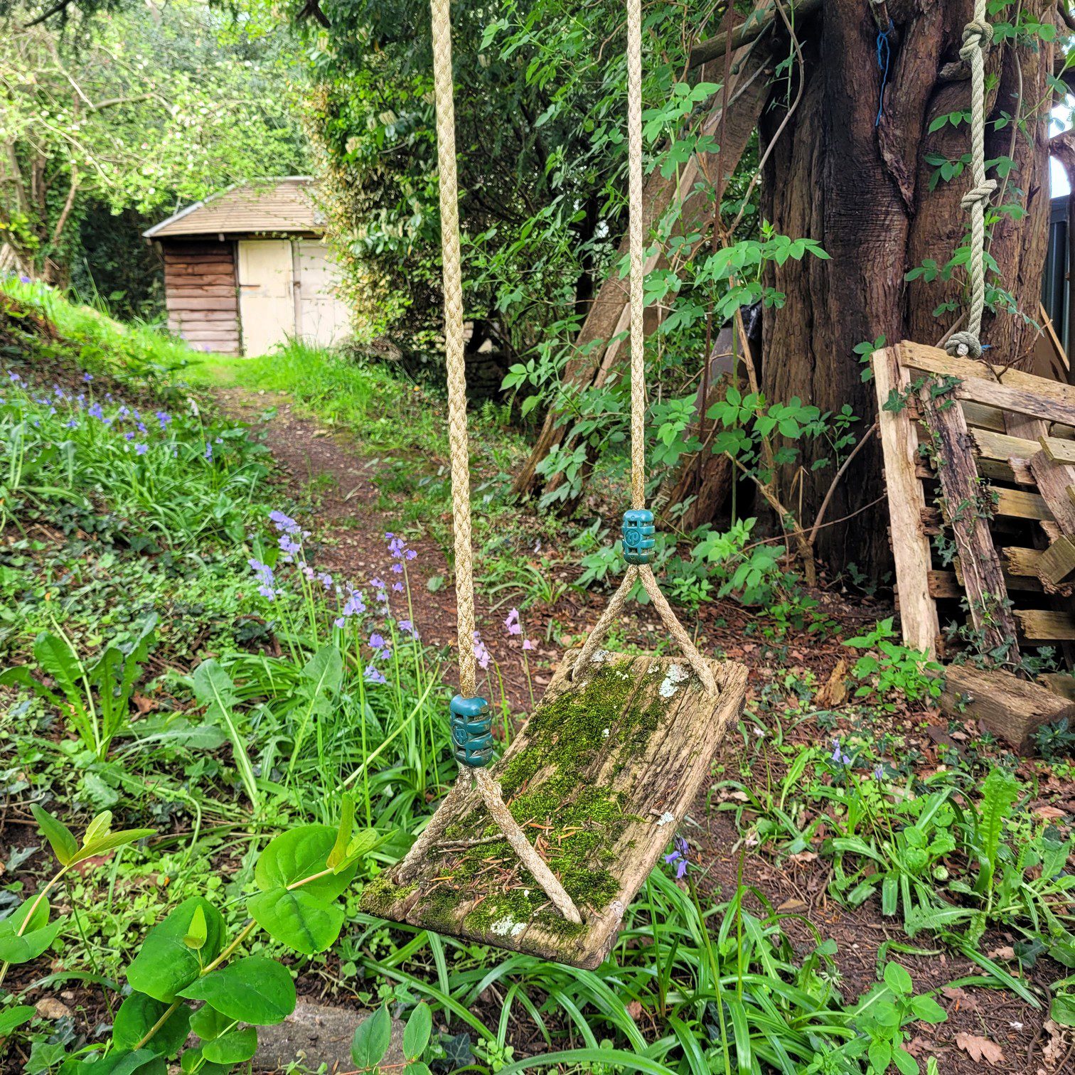 Verwitterte Schaukel in Garten