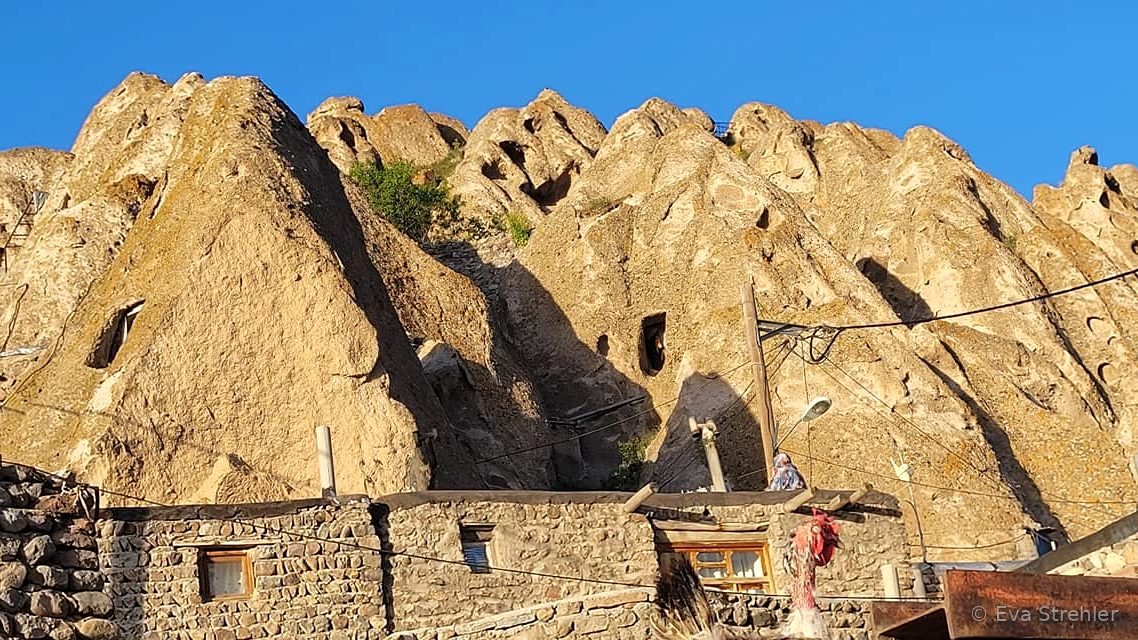 Felskegel mit Höhlenwohnungen im Dorf Kandovan